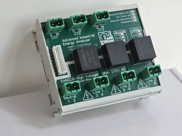 Energiemeter van ProCircuits op een DIN rail, met aansluitingen voor drie fasen en drie stroomklemmen.