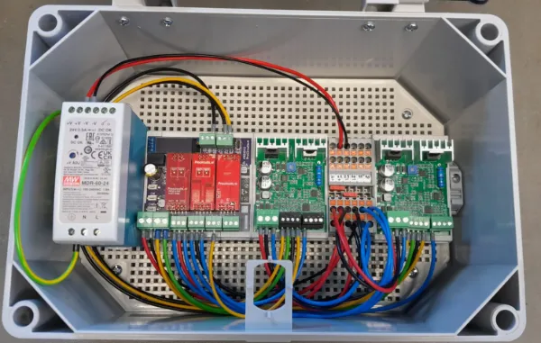 Kast met DIN rail, voeding en printen van ProCircuits, netjes bedraad.
